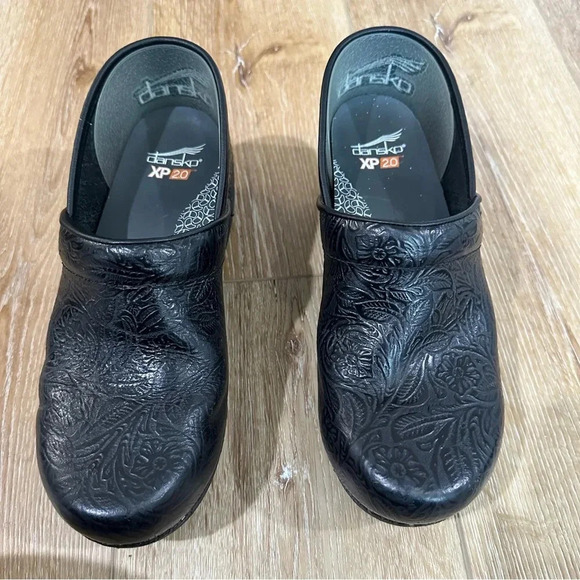Dansko XP 2.0 Women’s Black Floral Tooled Clog Size 40 (EU), 9.5-10 (US) GUC - Picture 3 of 12